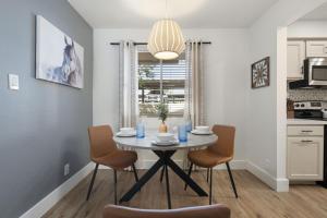 Walk to Old Town - 1BR Condo, Heated Pool and Patio