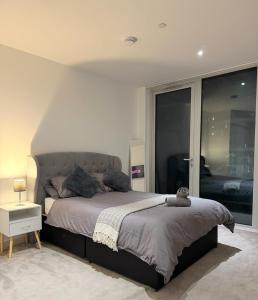 Luxury 2 Bedroom 2 Bathroom Apartment by ExCeL & The 02, London