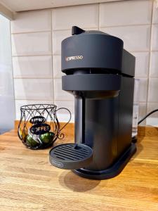 Modern 2-bed flat in town centre