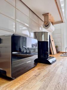 Modern 2-bed flat in town centre