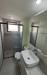 Flat Apart com dois quartos e dois banheiros e vaga de garagem uh71