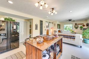 Peaceful Couples Getaway 4 Mi to Delphi!