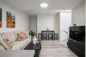 2BR Stylish & Private Suite SE! FREE Banff Pass, Netflix, Parking!