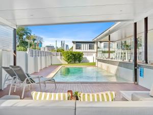 The Chill House - Heated Pool - Entertainment Area