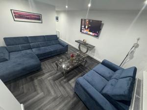 Modern 3 Bedroom Holiday Home -Jaquzzi Bath -Private Parking-Leeds City Center- Free WiFi