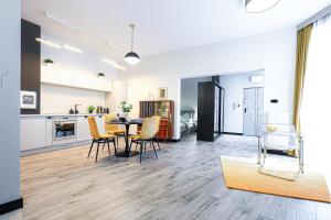 Duo Tones, art & nature, parking