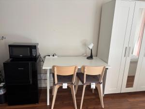 Cozy Bedroom Near Beach, Stanley Park, Cypress Mountain, Downtown Vancouver