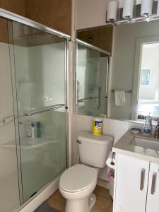 Cozy Bedroom Near Beach, Stanley Park, Cypress Mountain, Downtown Vancouver