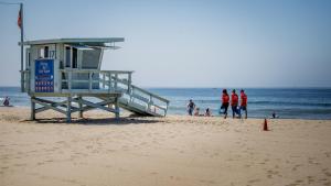 Walk to Santa Monica Beach & Pier I Free Parking!