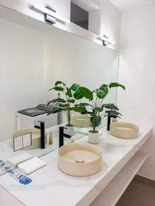 Cozy 2BR Retreat Near Beaches & City Center