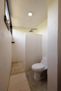 Cozy 2BR Apto Terrace, Pool & AC Steps from Beach