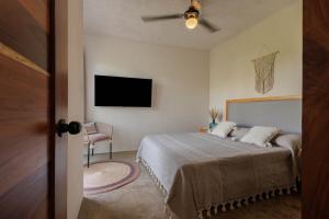Cozy 2BR Apto Terrace, Pool & AC Steps from Beach