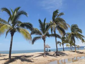 "Le Petit Oasis" Pool, AC and Beach 1 minute away