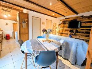 Charmant meublé au calme, proche cascades, randos, chevaux, parking et terrasse privée, WiFi gratuit - FR-1-589-365