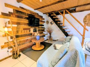 Charmant meublé au calme, proche cascades, randos, chevaux, parking et terrasse privée, WiFi gratuit - FR-1-589-365