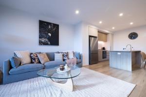 Stylish & Modern Retreat with Rooftop Vista & Pool, Car Park, walk to GABBA