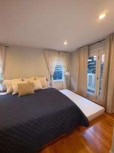 Southie condo with Hot tub