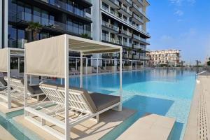 Free housekeeping visits during your stay - StayShort - Luxury 2BR with Private Pool & Skyline Terrace JVC