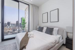 Free housekeeping visits during your stay - StayShort - Luxury 2BR with Private Pool & Skyline Terrace JVC