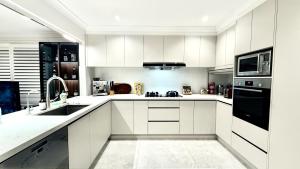 Cosy Modern 5BR Home-Major Hubs Parks with EV Charger