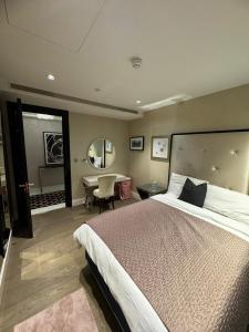 3 Bed 2 Bath Luxury Apartment in Kensington