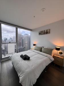 Modern CBD Apartment - Pool, Gym & Laneway Dining