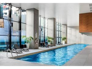 Modern CBD Apartment - Pool, Gym & Laneway Dining