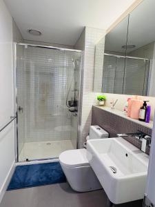 Modern CBD Apartment - Pool, Gym & Laneway Dining