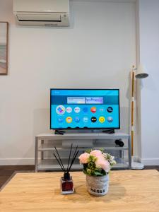 Modern CBD Apartment - Pool, Gym & Laneway Dining