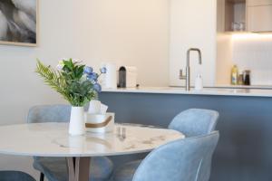 Stylish Woden Apt Near Hospital w Pool, Parking
