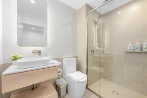 Stylish Woden Apt Near Hospital w Pool, Parking