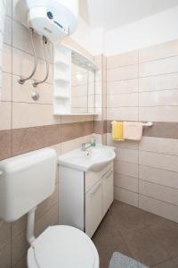 Apartments with parking space Palit, Rab - 22676