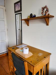 Habitación con dos camas, baño privado, terraza y cocina compartida en Miraflores