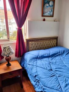 Habitación con dos camas, baño privado, terraza y cocina compartida en Miraflores