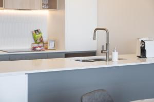 Elegant Woden Stay near Hospital, Mall, Parking