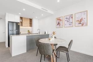 Elegant Woden Stay near Hospital, Mall, Parking