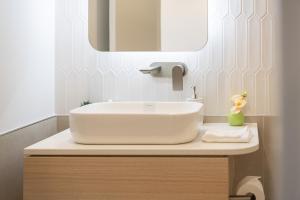 Elegant Woden Stay near Hospital, Mall, Parking