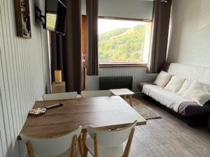 Studio moderne à Super Besse, vue lac des Hermines - FR-1-814-136