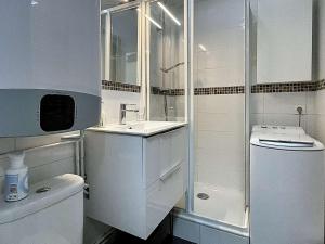 Studio skis aux pieds lumineux et tout confort avec parking – Les Menuires - FR-1-852-2