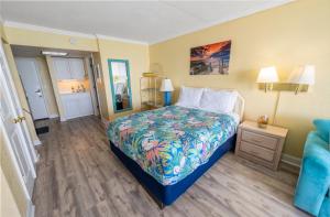 New Direct Oceanfront View Studio, Pools, Updated!