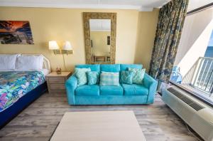 New Direct Oceanfront View Studio, Pools, Updated!