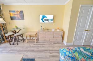 New Direct Oceanfront View Studio, Pools, Updated!