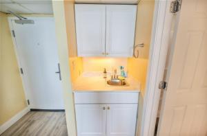 New Direct Oceanfront View Studio, Pools, Updated!