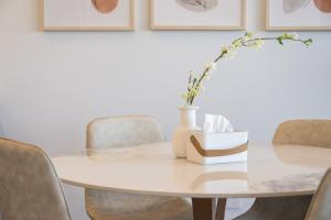 Cozy Woden Stay, Hospital, Mall, Pool, Parking