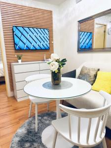 Modern Cozy 2BR Smart Lock Condo with Netflix 4K and YouTube Premium at Seawind