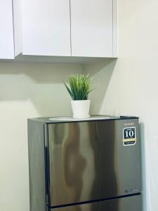 Modern Cozy 2BR Smart Lock Condo with Netflix 4K and YouTube Premium at Seawind