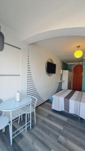 Estudio Funcional con Cama Queen, Cocina y Terraza