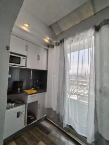 Estudio Funcional con Cama Queen, Cocina y Terraza