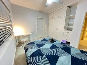 Cozy Queen Room in Two Story House - R2