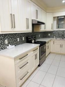 5 mins walk to beach! Lovely, spacious bedroom near Beach, Stanley Park, Cypress Mountain, Downtown Vancouver, Grouse Mountain